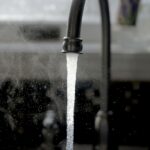 Économiser de l'eau à la maison grâce à des améliorations de plomberie